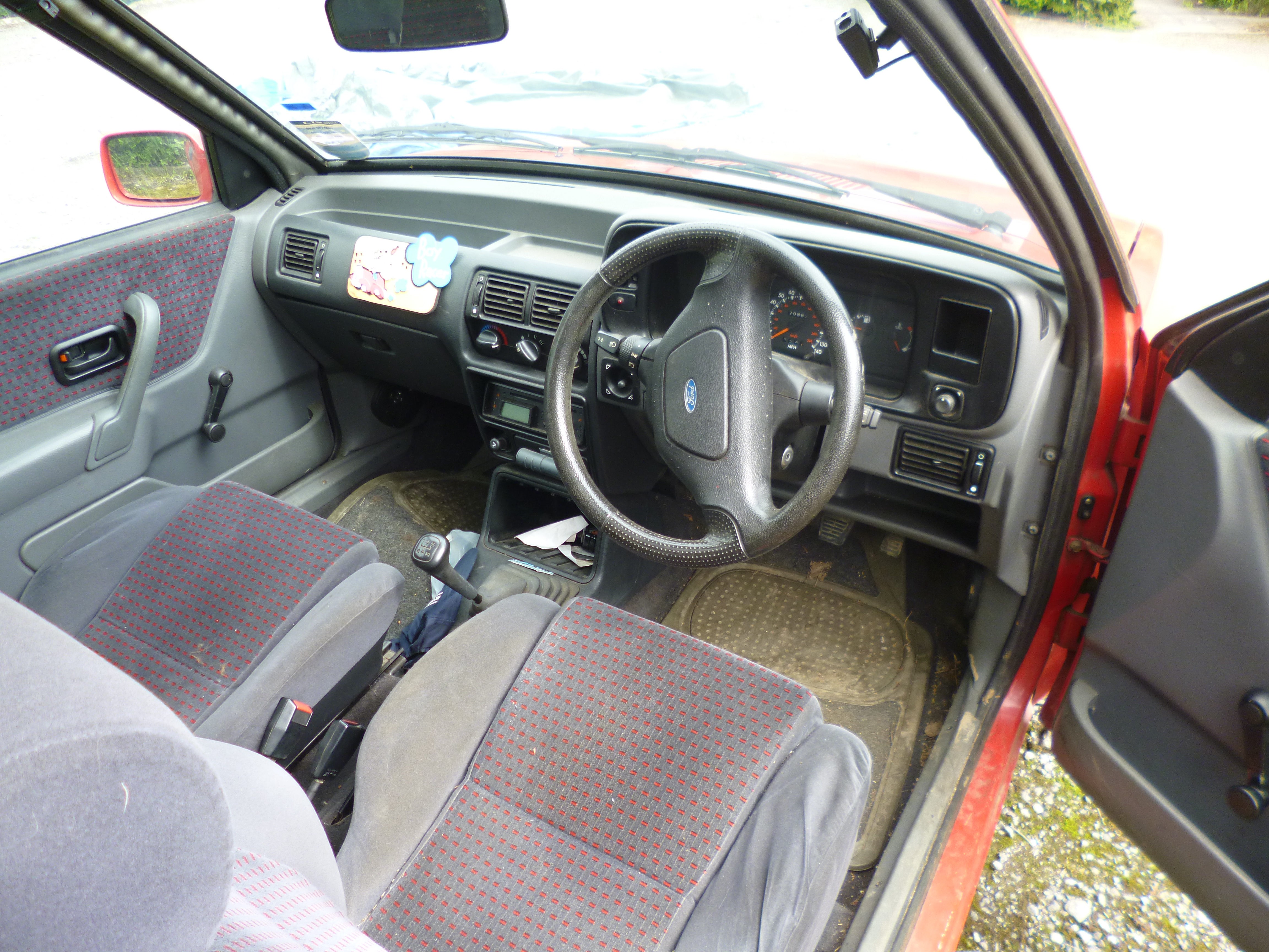 A FORD ESCORT XR3I, 1600cc, petrol, red paint work, three door hatchback, Reg No F943 CRJ, current - Bild 4 aus 7