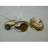 THREE ITEMS OF JEWELLERY, to include a cameo pendant brooch, together with two 9ct gold rings,