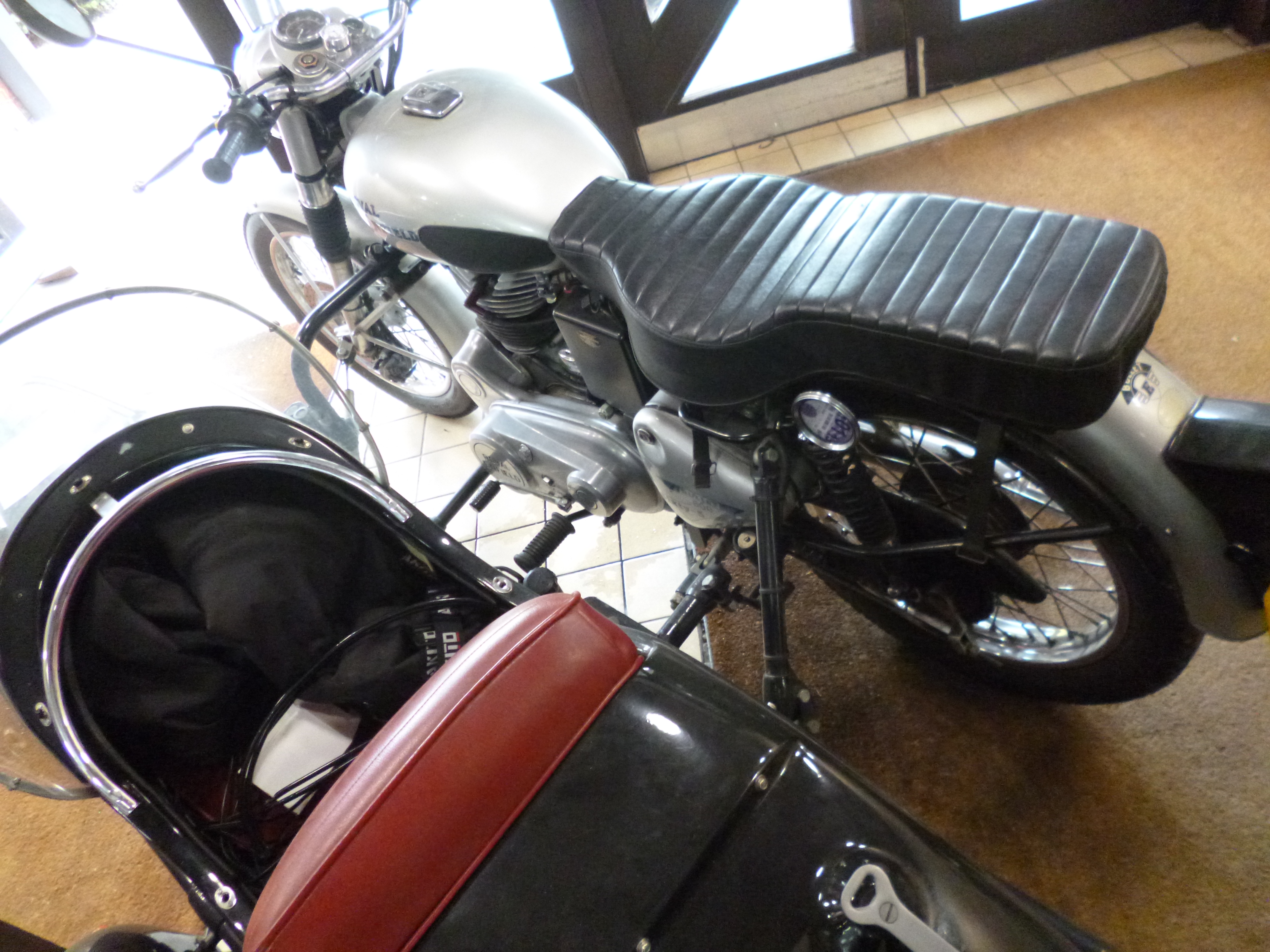 A ROYAL ENFIELD BULLET 500 MOTORCYCLE AND SIDECAR, 499cc, petrol, bike silver with black sidecar, - Bild 5 aus 8