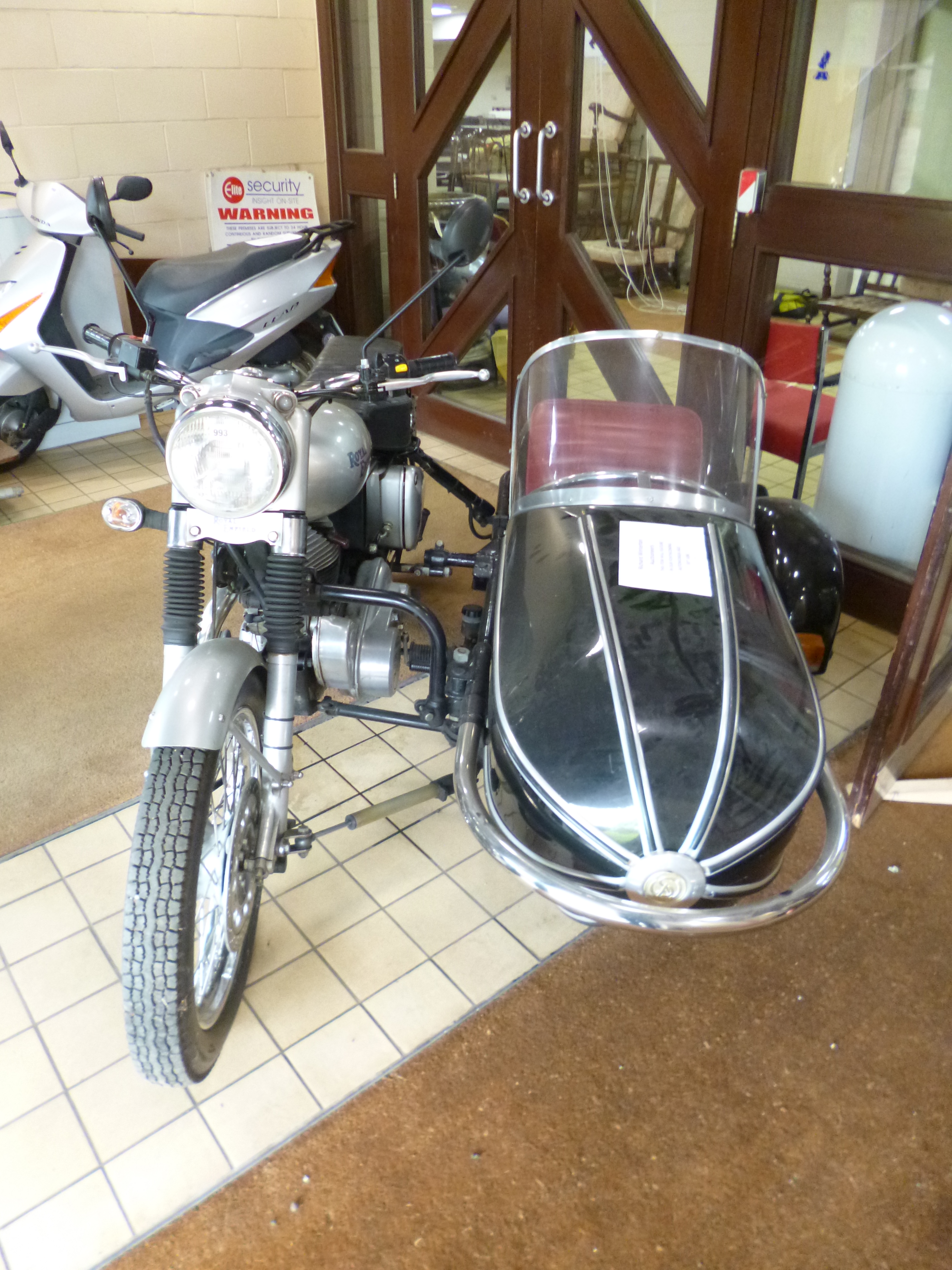 A ROYAL ENFIELD BULLET 500 MOTORCYCLE AND SIDECAR, 499cc, petrol, bike silver with black sidecar, - Bild 2 aus 8
