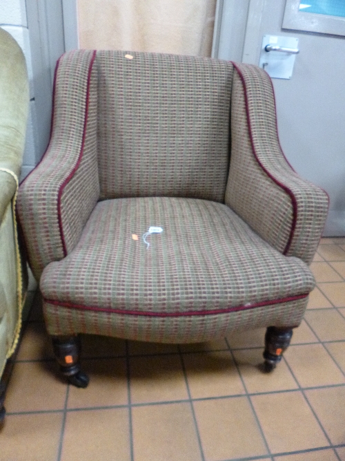 AN EARLY 20TH CENTURY UPHOLSTERED BEDROOM CHAIR (sd)