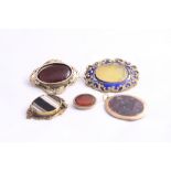 FIVE VARIOUS HARDSTONE GILT METAL BROOCHES (5)