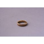 AN 18CT GOLD BAND RING, hallmarks for London, ring size J1/2