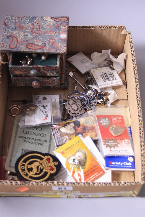 A TRAY OF MISCELLANEOUS ITEMS, to include pins, badges, etc