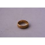 AN 18CT GOLD BAND RING, with fancy scrolling engraving to the outer band, hallmarks for Chester,