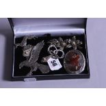 VARIOUS PIECES OF NOVELTY SILVER JEWELLERY, to include Eagle, Dog, flower brooches, earrings and a