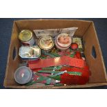 A QUANTITY OF UNBOXED AND ASSORTED MECCANO, mainly 1950's era red and green items, plate, bar,