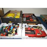 A QUANTITY OF BOXED AND UNBOXED ASSORTED MODERN DIECAST VEHICLES, to include Burago, Maisto,