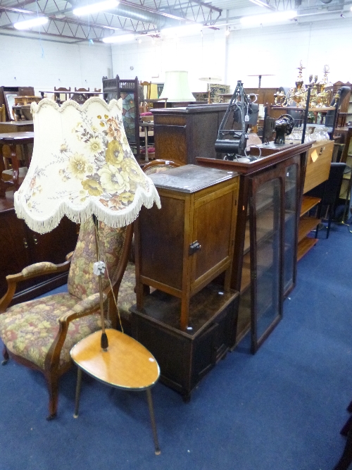 A QUANTITY OF MISCELLANEOUS ITEMS, to include a retro table with lamp attachment, two brass