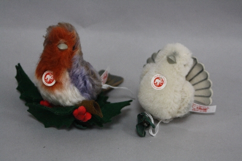 TWO BOXED LIMITED EDITION STEIFF MINIATURE ORNAMENTS, 'Dove' No.037306, 377/2008 and 'Robin' No.