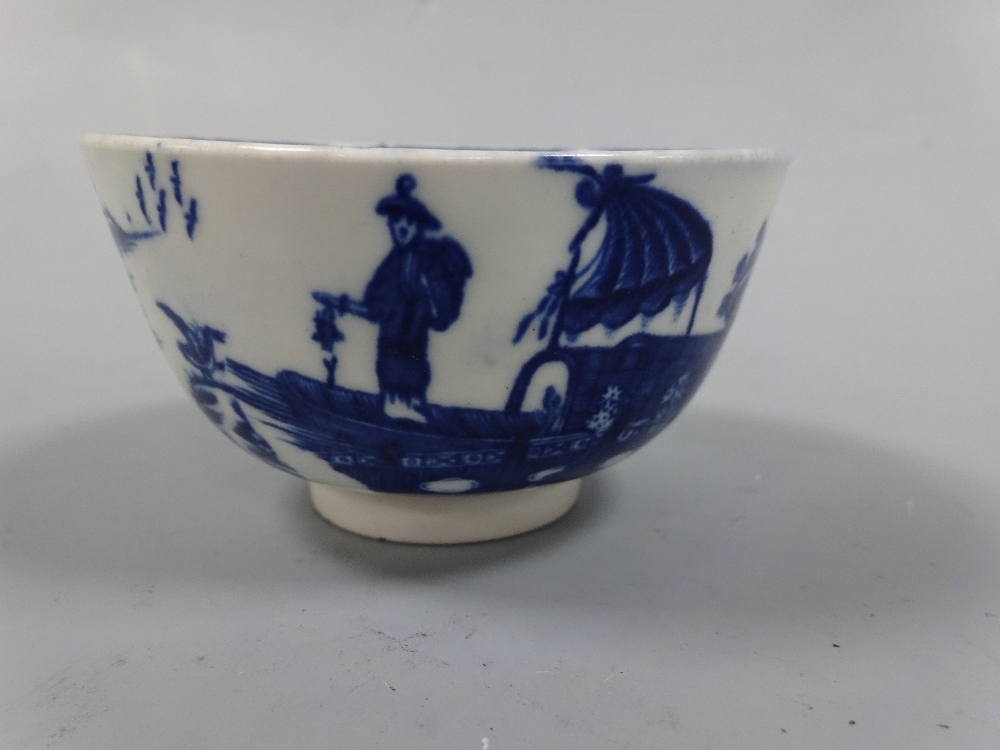 A WORCESTER BLUE AND WHITE TEA BOWL, decorated with figure fishing and landscapes, saucer - Image 4 of 7