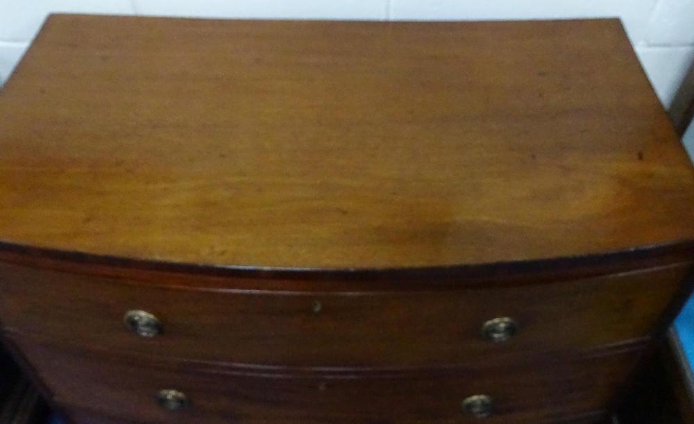A 19TH CENTURY MAHOGANY BOW FRONT CHEST OF THREE GRADUATED LONG DRAWERS, on shaped splayed feet, - Bild 2 aus 2