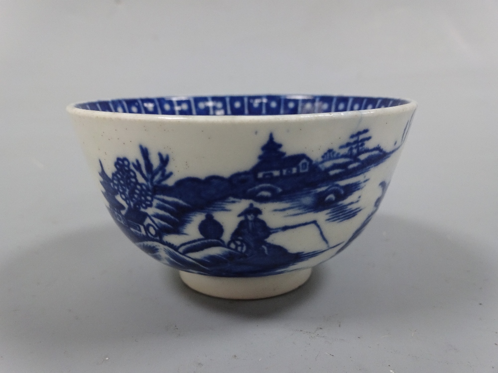 A WORCESTER BLUE AND WHITE TEA BOWL, decorated with figure fishing and landscapes, saucer - Image 5 of 7