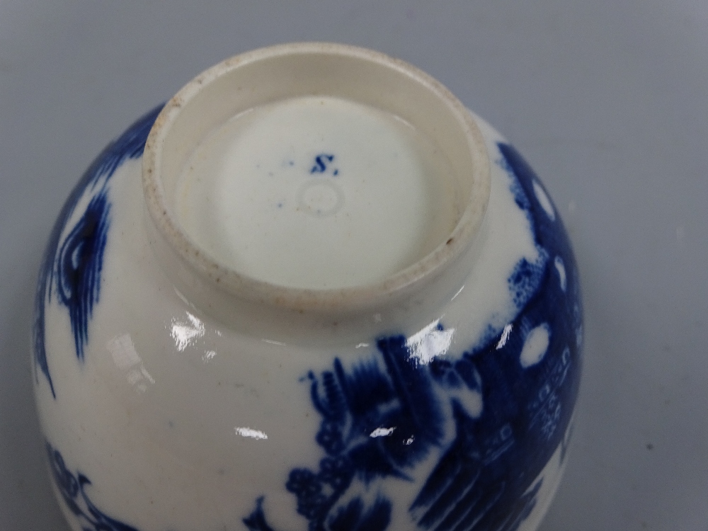 A WORCESTER BLUE AND WHITE TEA BOWL, decorated with figure fishing and landscapes, saucer - Image 7 of 7