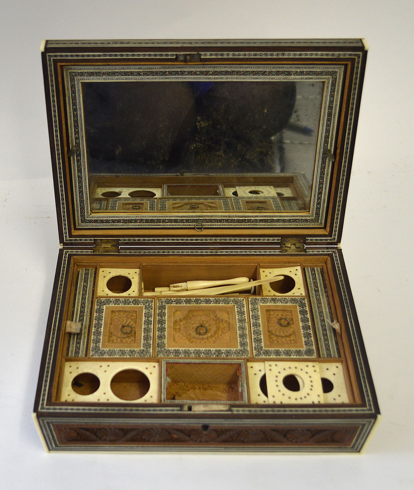 An early 20th century Anglo-Indian Vizagapatam sandalwood sewing/jewellery box, - Image 2 of 2
