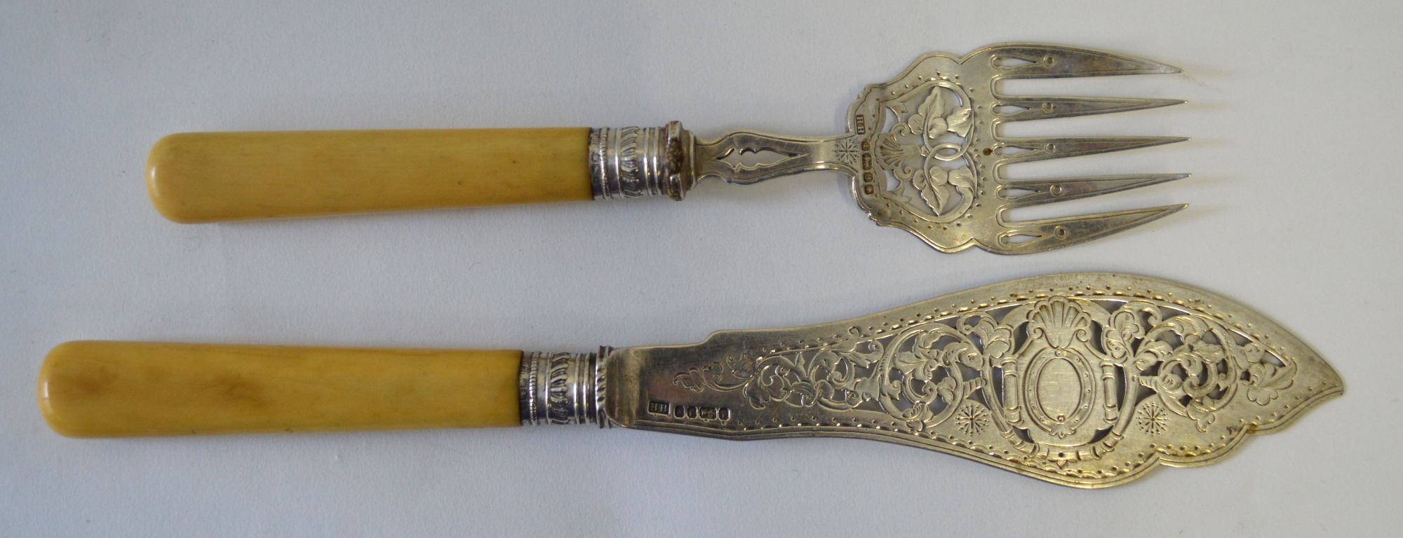 A pair of Victorian silver and composite handled fish servers, Sheffield c.