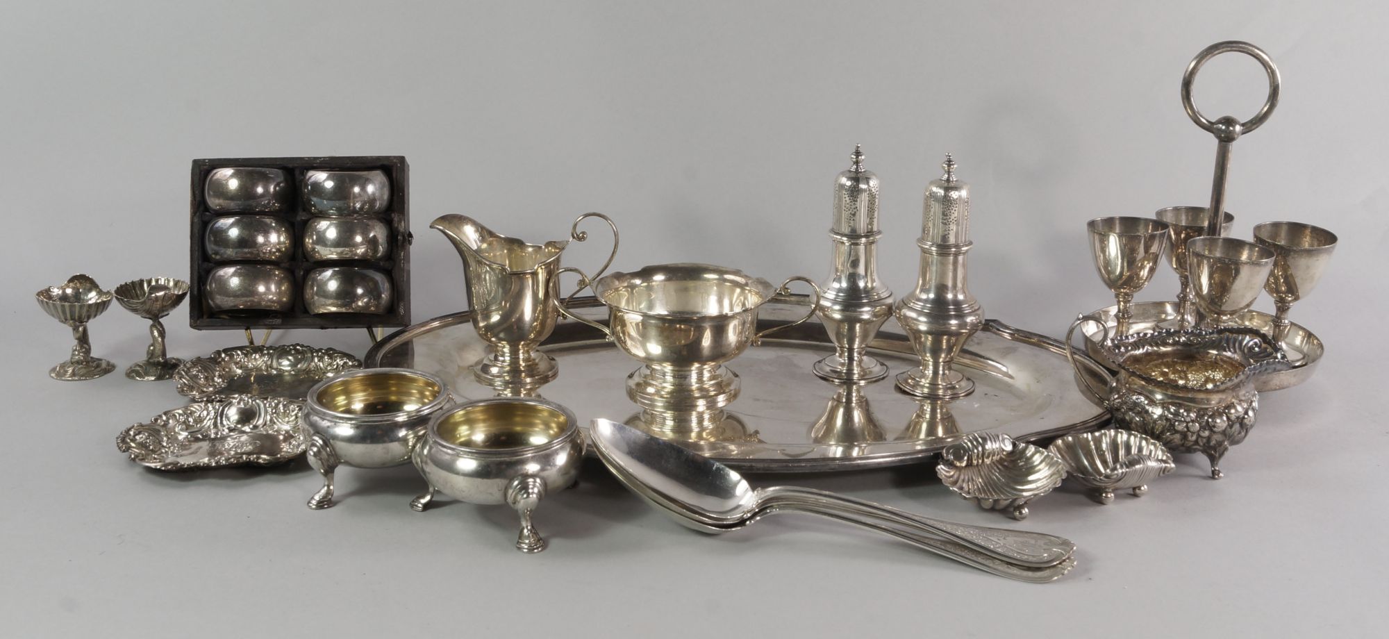 A collection of silver, to include a cased George V silver twin handled sugar bowl and cream jug,