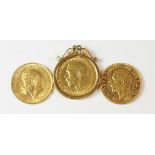 Three gold sovereigns, George V 1913 (in 9ct gold loose pendant mount approx 2.