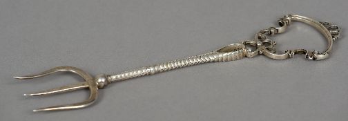 A silver handled toasting fork, hallmarked Sterling silver, makers mark indistinct
27 cm long.