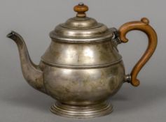 A George V silver teapot, hallmarked Birmingham 1932,