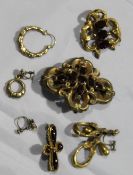 A small quantity of yellow metal jewellery
