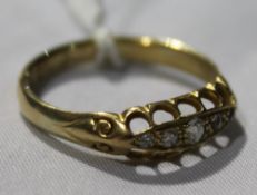 An 18 ct gold diamond graduated 5 stone ring