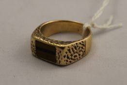 A gentlemans 9 ct gold signet ring