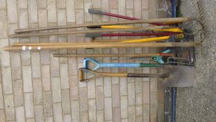 A quantity of garden tools