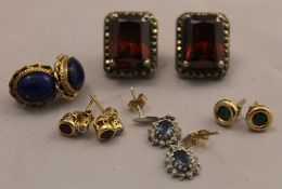 A quantity of earrings