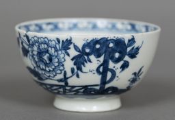 An 18th century Lowestoft porcelain tea bowl Decorated with the Fence and Sunflower pattern.