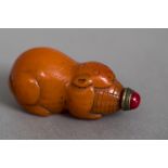 A Chinese carved orange glass snuff bottle Formed as a mouse, with red porcelain lid. 6.75 cm long.