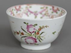 An 18th century Lowestoft porcelain tea bowl Polychrome decorated with floral sprays. 8.