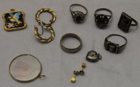 A quantity of silver rings and costume jewellery