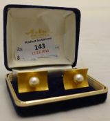 A pair of pearl mounted 18 k gold cufflinks