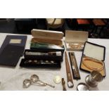 A small mixed lot of jewellery and collectables