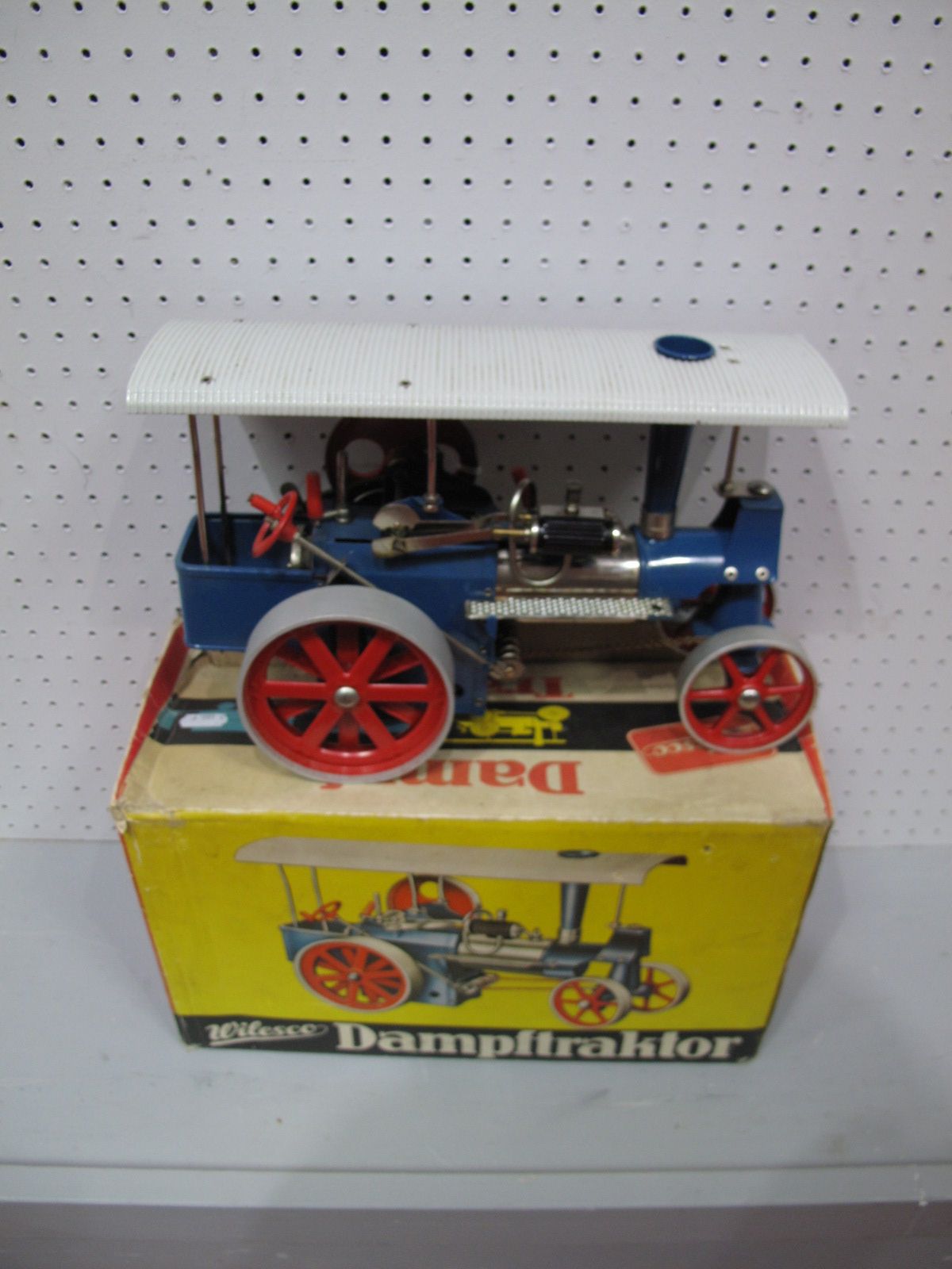 A Boxed Vintage Wilesco Live Steam Traction Engine #D40. This model is un-steamed and in near mint