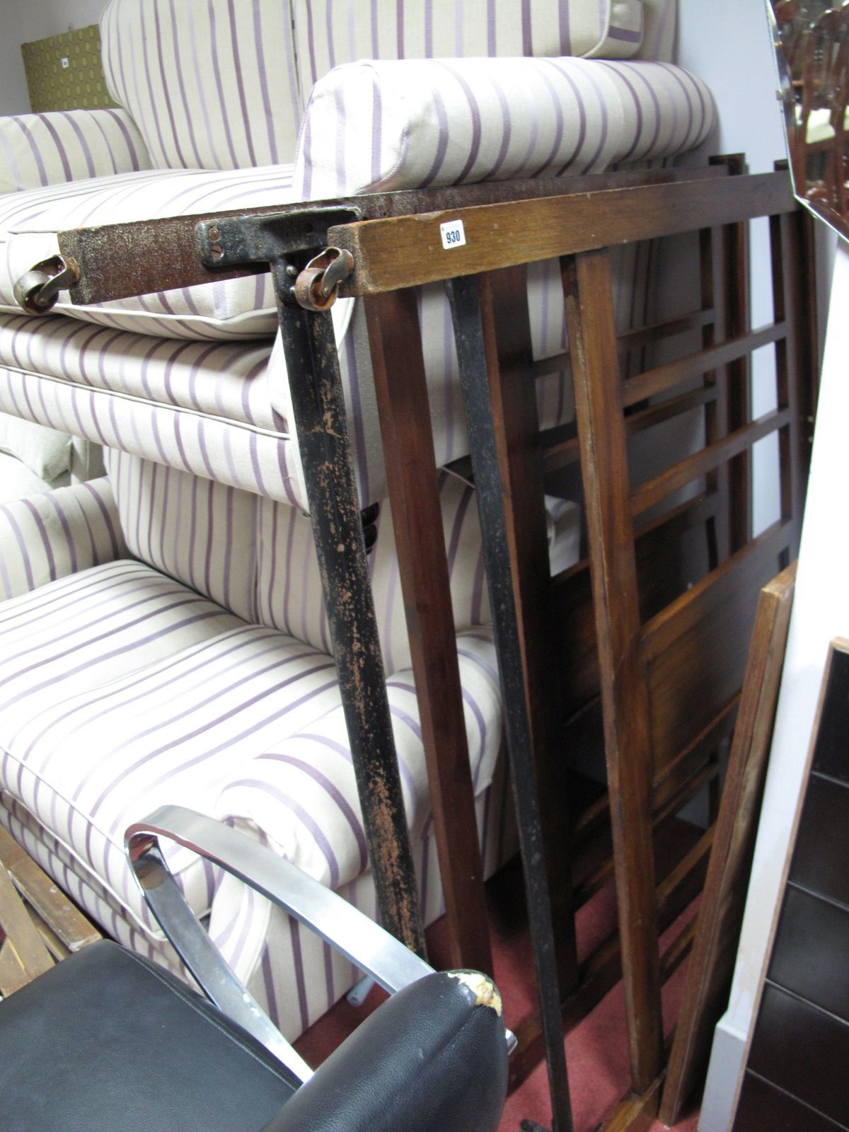 1920's Mahogany bed, with rail supports together with a mahogany rectangular shaped mirror. (3)