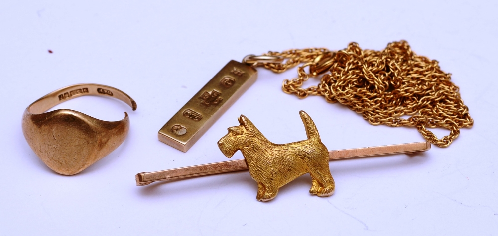 A 9ct gold Scottish Terrier brooch, together with a 9ct gold signet ring (broken),