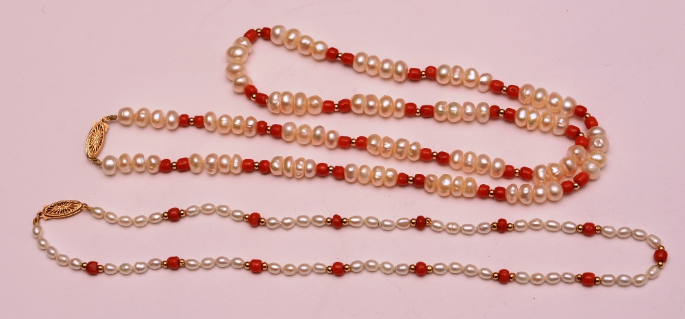 A pearl and coral necklace, with 9ct gold clasp, 31cm long (fastened),