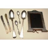 A mixed lot of silver items, comprising of silver photo frame, hallmarks for Chester,