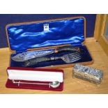 A pair of plated fish dividers with silver collars and mounts with horn handles, in fitted case,