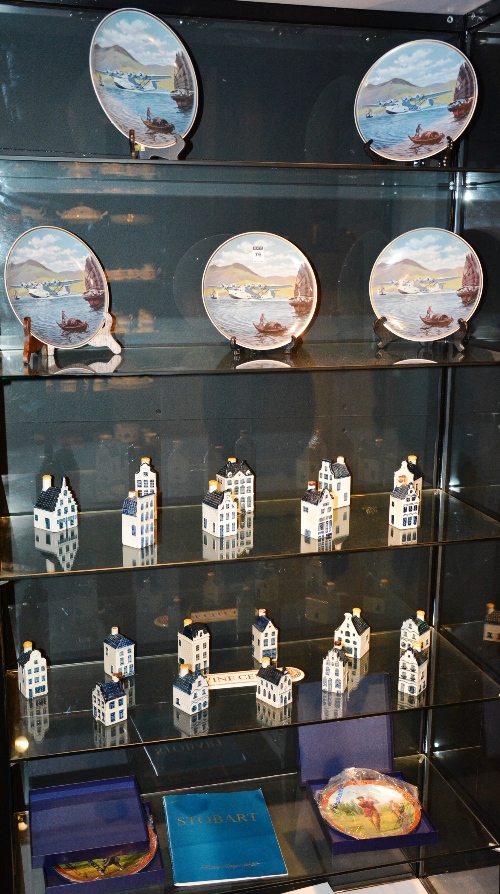 A quanity of delft style model houses by Hyrende of Holland, 10cm high,