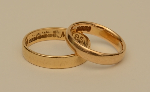 Two 18ct gold wedding bands, both stamped 18ct, ring size O & J, 7.