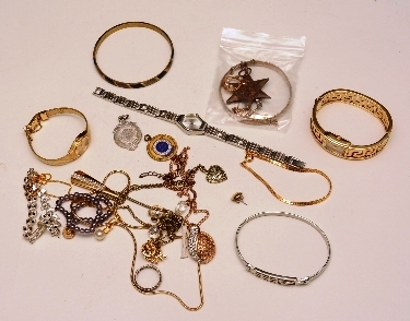 A small collection of jewellery, to include a 9ct gold bracelet, stamped 375, 1.