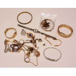 A small collection of jewellery, to include a 9ct gold bracelet, stamped 375, 1.