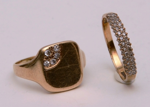 A 9ct gold and diamond signet ring, with five brilliant cut diamonds to one corner, approx. 0. - Image 2 of 2