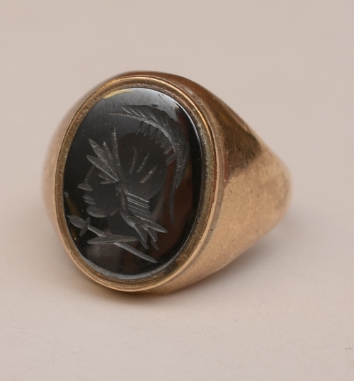 A gents nine carat gold seal ring, 4.