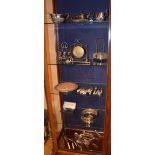 A mixed lot of plated wares, to include three piece tea set, cased spoon and push,