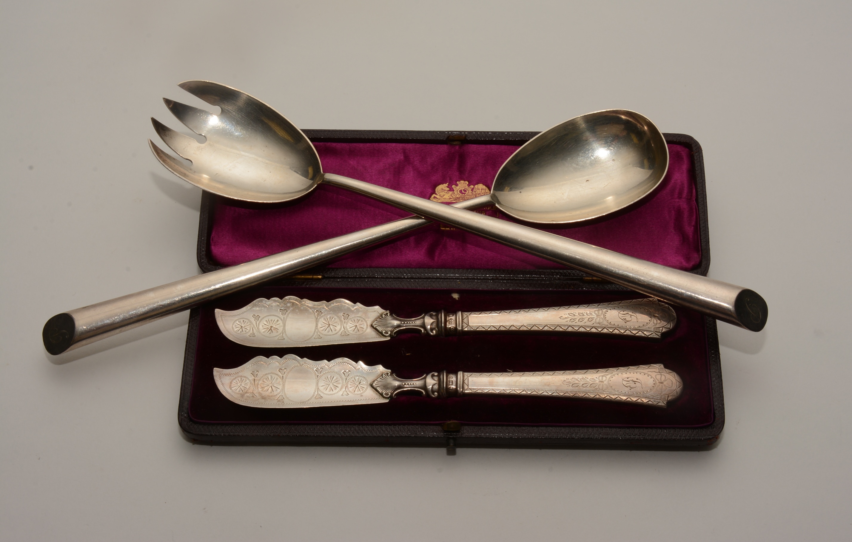 A pair of silver bladed butter knives, in fitted box,