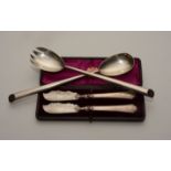 A pair of silver bladed butter knives, in fitted box,